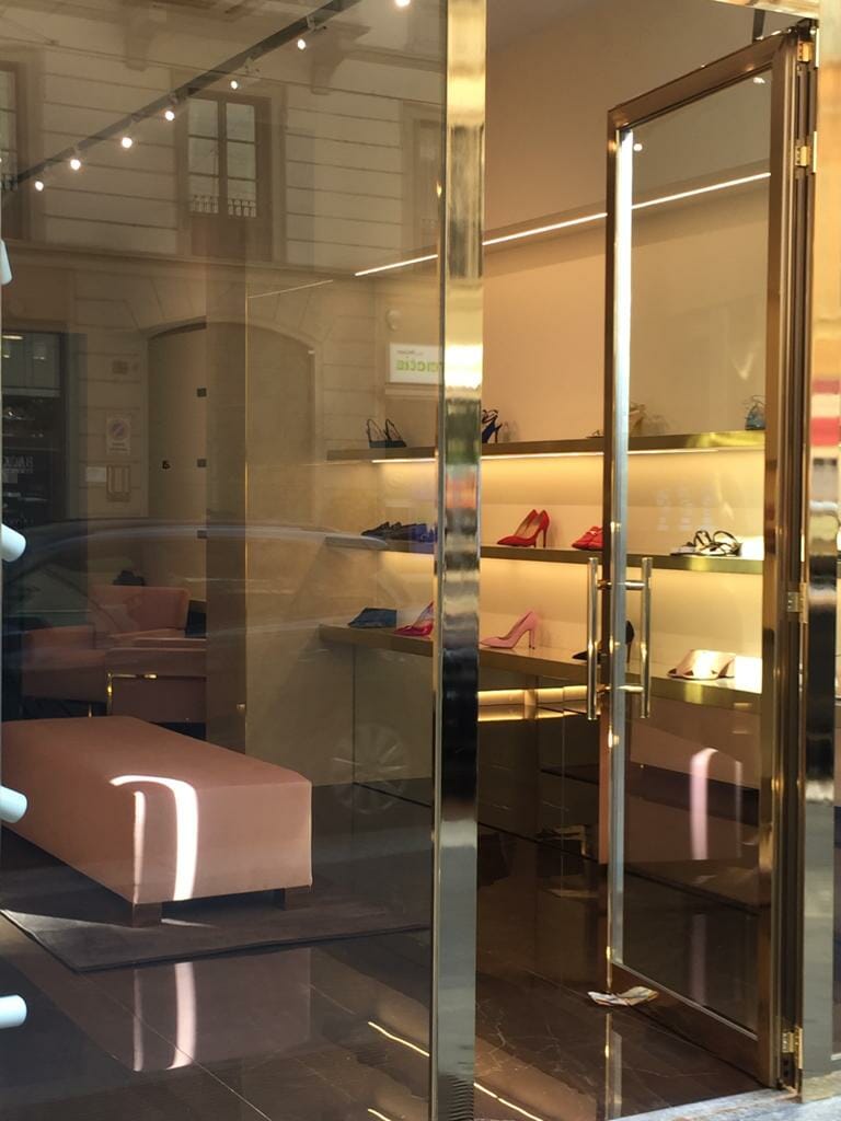 Pouf E Poltrone Su Disegno In Negozio Di Scarpe A Milano Tino Mariani