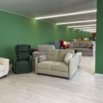 Showroom rinnovato con divani letto e poltrone relax Tino Mariani a Lissone