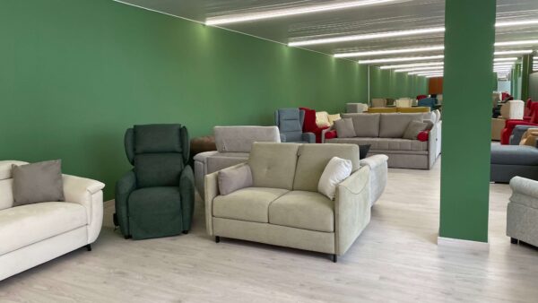 Showroom rinnovato con divani letto e poltrone relax Tino Mariani a Lissone