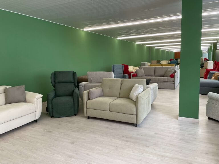 Showroom rinnovato con divani letto e poltrone relax Tino Mariani a Lissone