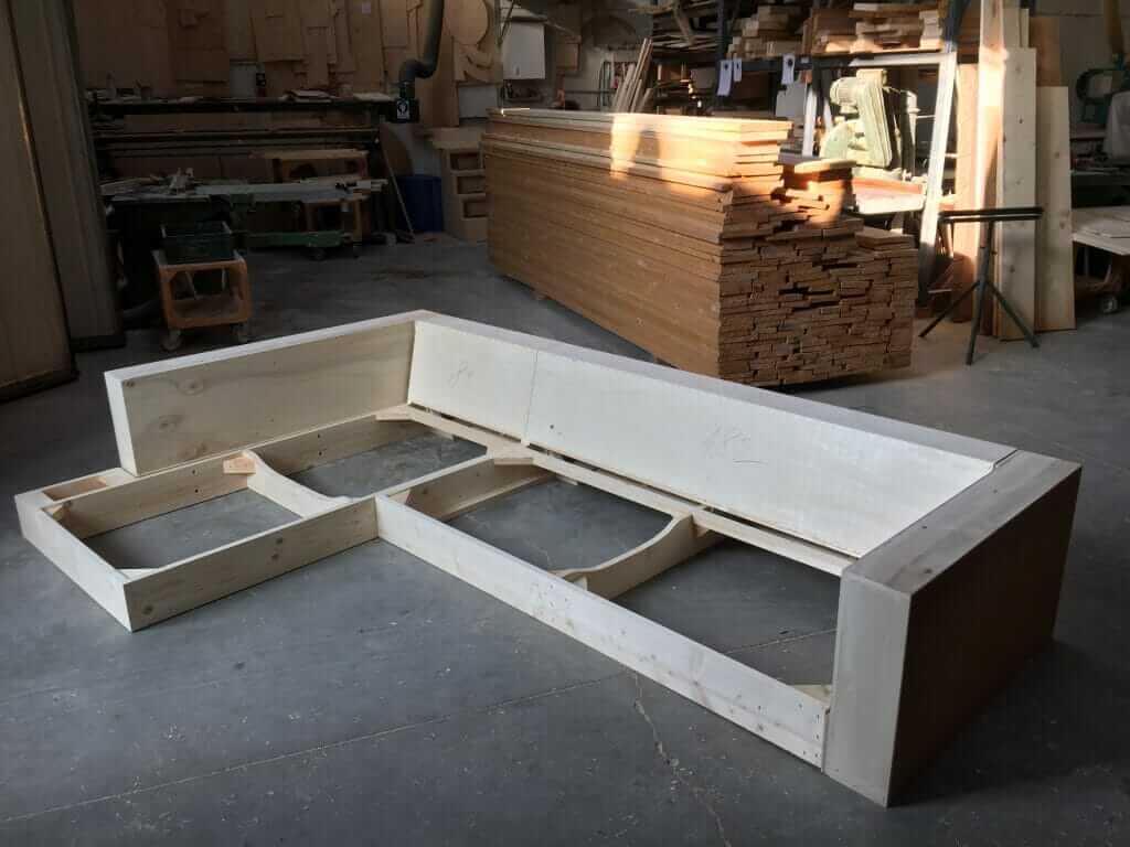 Dettaglio struttura in legno massello divano made in Italy Tino Mariani