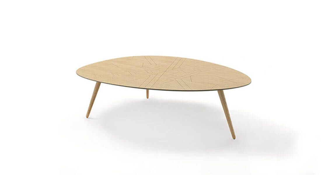 Tavolino Nazca Mod con piano ovale e struttura leggera dal design moderno, fornito da Tino Mariani a Lissone in provincia di Monza e Brianza.