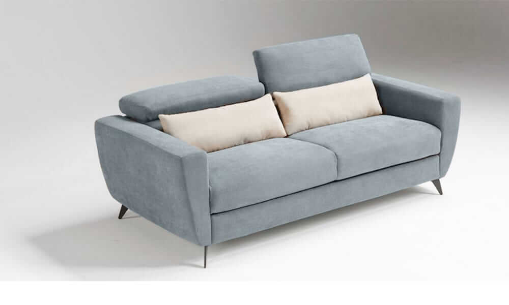 Sei alla ricerca di un divano letto con piedini alti in metallo? Scopri il nuovo divano moderno THUNDER da Tino Mariani e acquistalo in tessuto o in pelle.